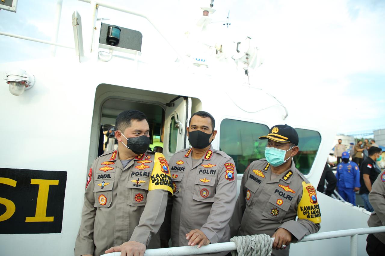 Kapolda Jatim ketika mengecek kesiapan personil serta sarana dan prasarana Ditpolair Polda Jatim dalam melakukan penanganan Kamtibmas, khususnya Covid-19 di wilayah pesisir Jawa Timur.