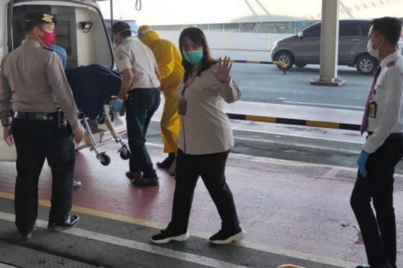 Calon penumpang pesawat Lion Air, Ramlan (63) yang meninggal dunia dibawa menggunakan mobil Ambulan. (ANTARA/HO)