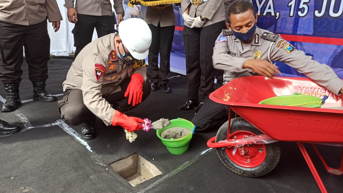 Kapolda Jatim ketika melakukan peletakan batu pertama tanda dimulainya pembangunan lapangan tembak Polda Jatim, Rabu (15/7/2020).