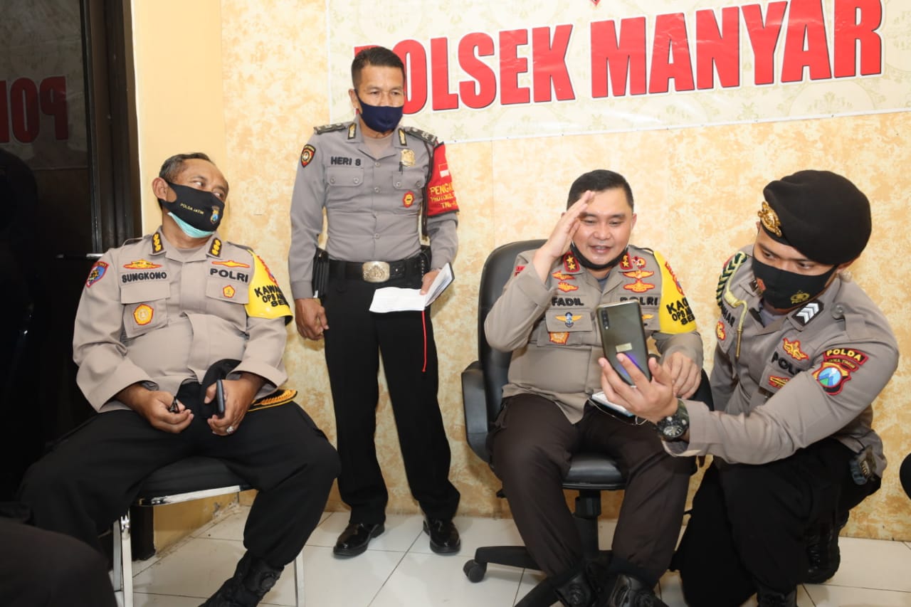 Kapolda Jatim ketika menyapa warga yang terkonfirmasi covid-19 melalui handphone Bhabinkamtibmas Polsek Manyar, Gresik, Rabu (15/7/2020).
