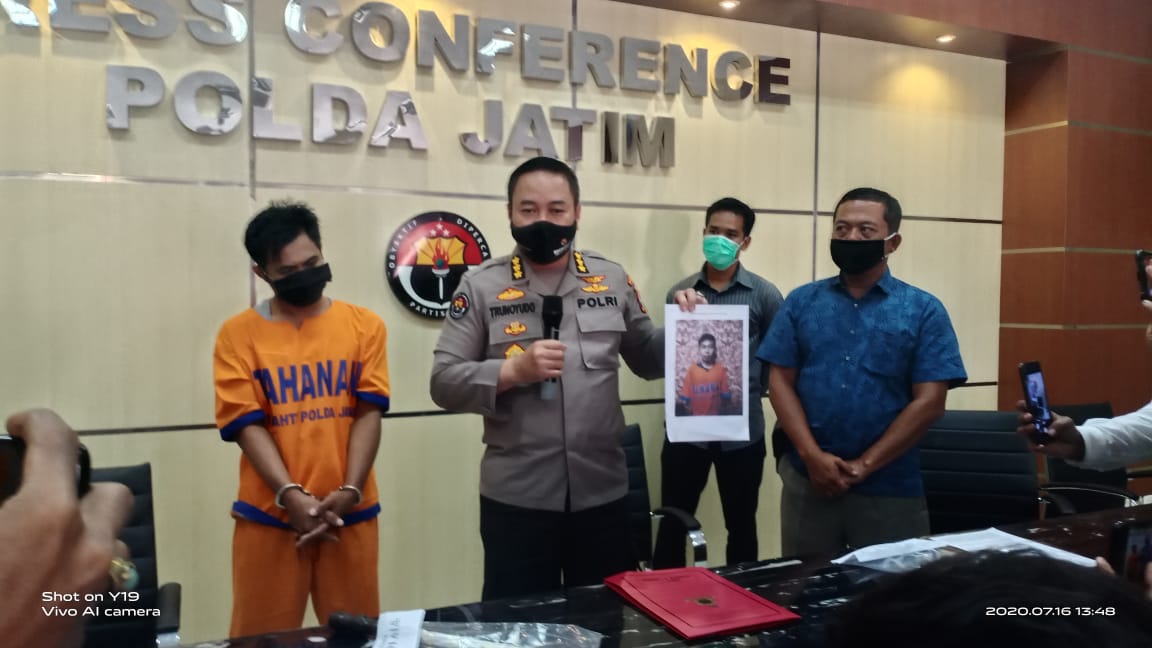 Kabid Humas Polda Jatim ketika menggelar konferensi pers penangkapan DPO Curat di Mapolda Jatim, Kamis (16/7/2020)
