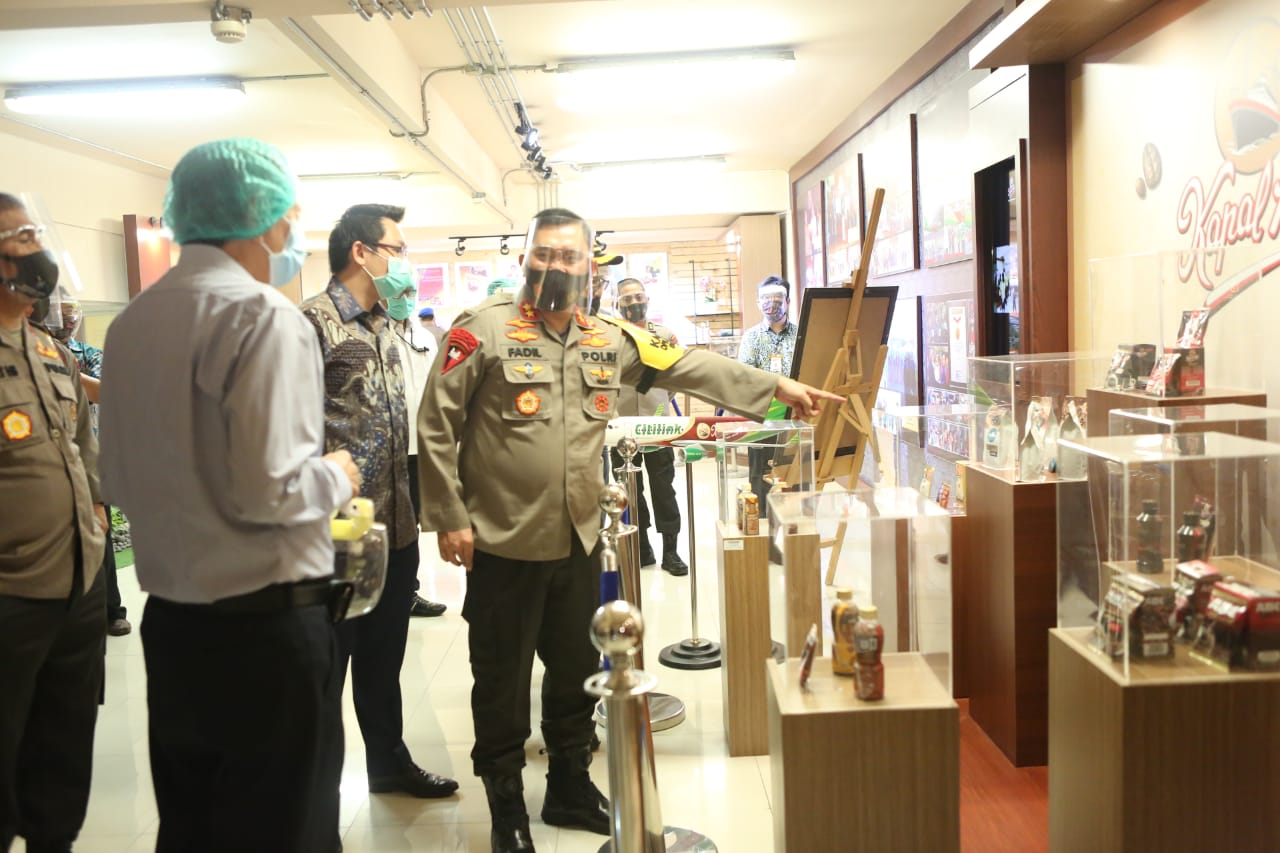 Kapolda Jatim ketika meninjau penerapan protokol kesehatan di Industri Tangguh PT Santos Jaya Abadi, Jumat (17/7/2020).