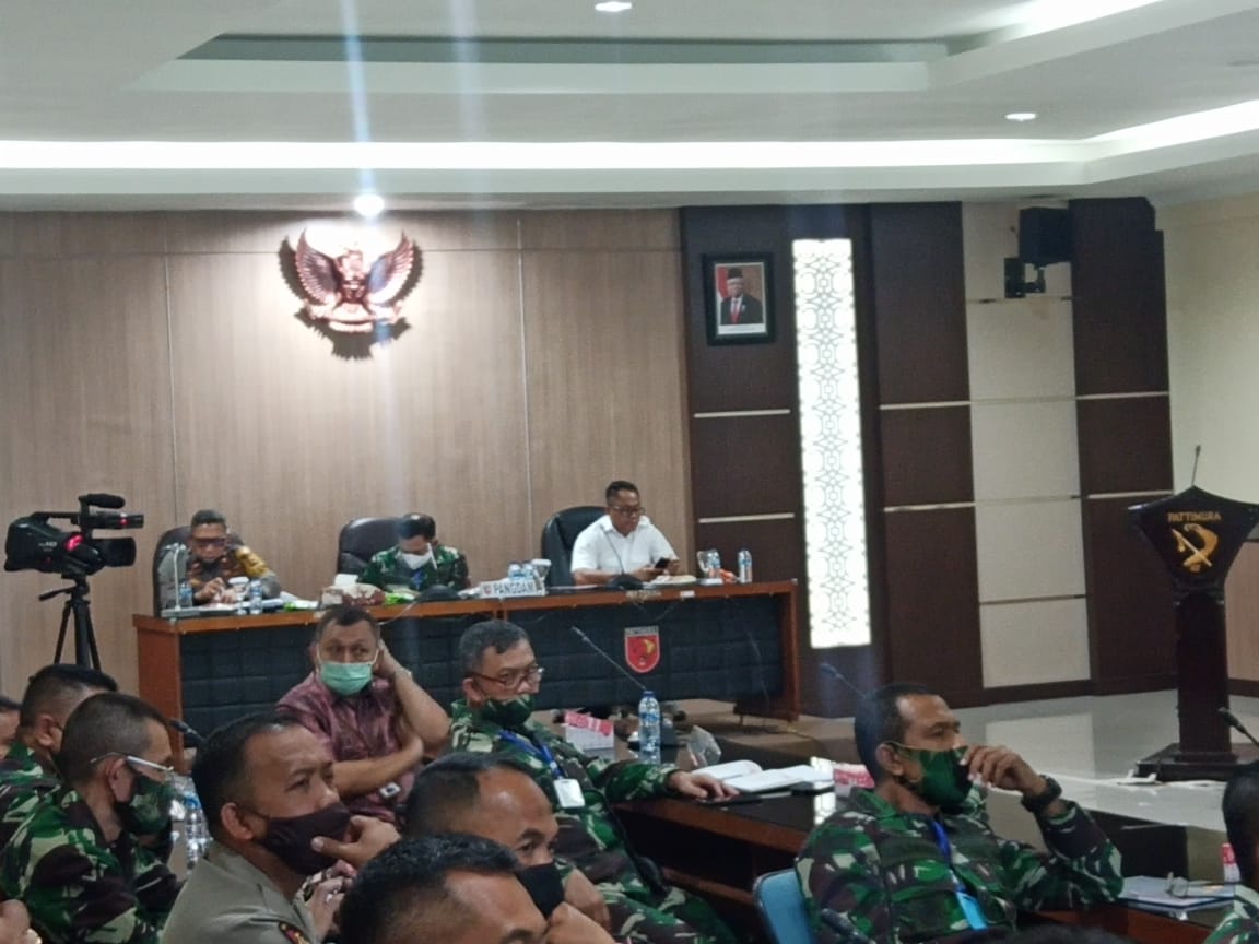 Suasana rapat evaluasi pelaksanaan PSBB dalam memasuki PSBB Transisi. Rapat itu digelar di Ruang Yudha Kodam XVI/Ptm, Jl Makodam No I Ambon,Kelurahan Uritetu, Kecamatan Sirimau, Kota Ambon, Provinsi Maluku, Jumat (17/7).