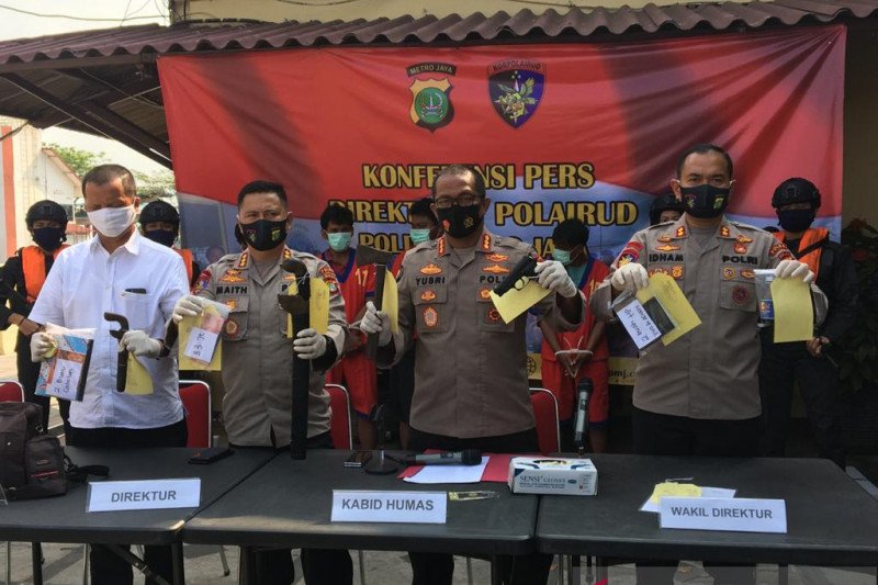 Kabid Humas Polda Metro Jaya, Kombes Pol Yusri Yunus (kedua kanan) pimpin ekspos kasus penangkapan empat perompak di Mako Ditpolairud Polda Metro Jaya, Jakarta Utara, Senin. (20/7/2020). ANTARA/HO-Polda Metro Jaya