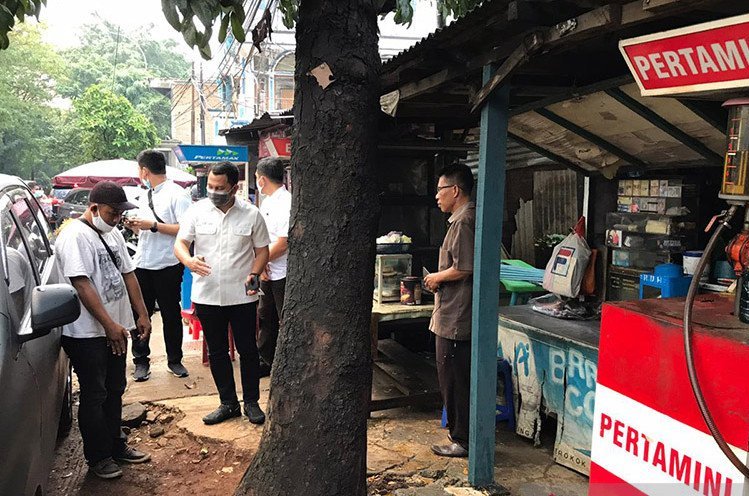 Penyidik gabungan memeriksa ulang tempat kejadian perkara (TKP) penemuan jenazah editor Metro TV Yodi Prabowo di pinggir jalan Tol JORR jalan Ulujami Raya, Jakarta Selatan, Senin (20/7/2020) (ANTARA/Laily Rahmawaty)