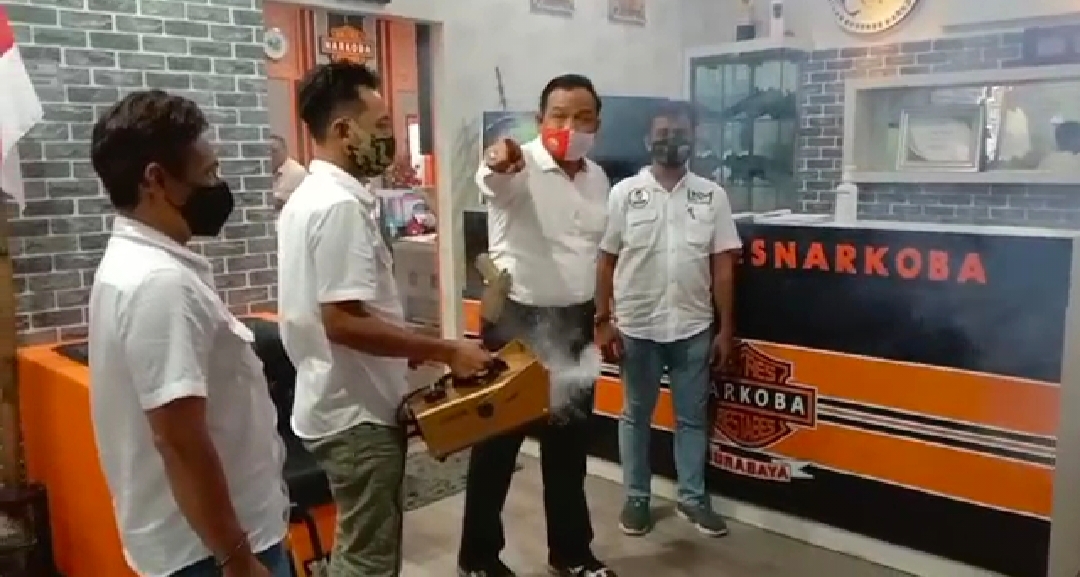 Satresnarkoba Polrestabes Surabaya ketika melakukan fogging disinfektan, Senin (20/7/2020).