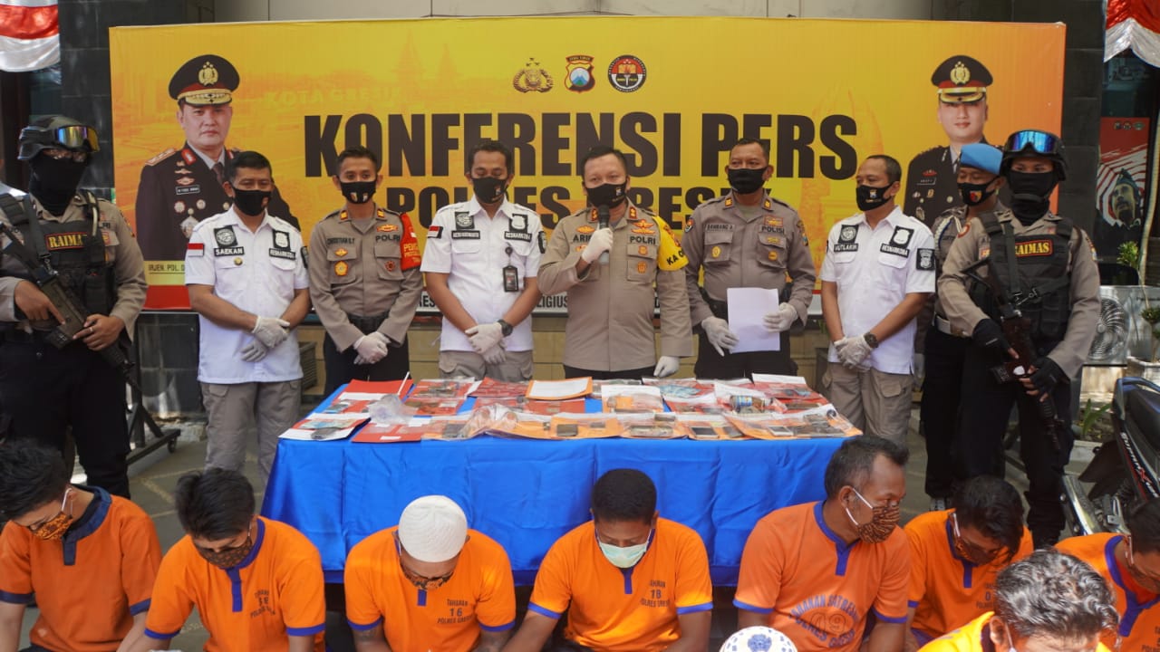 Kapolres Gresik memimpin konferensi pers ungkap kasus narkoba di halaman Mapolres Gresik, Rabu (22/7/2020).