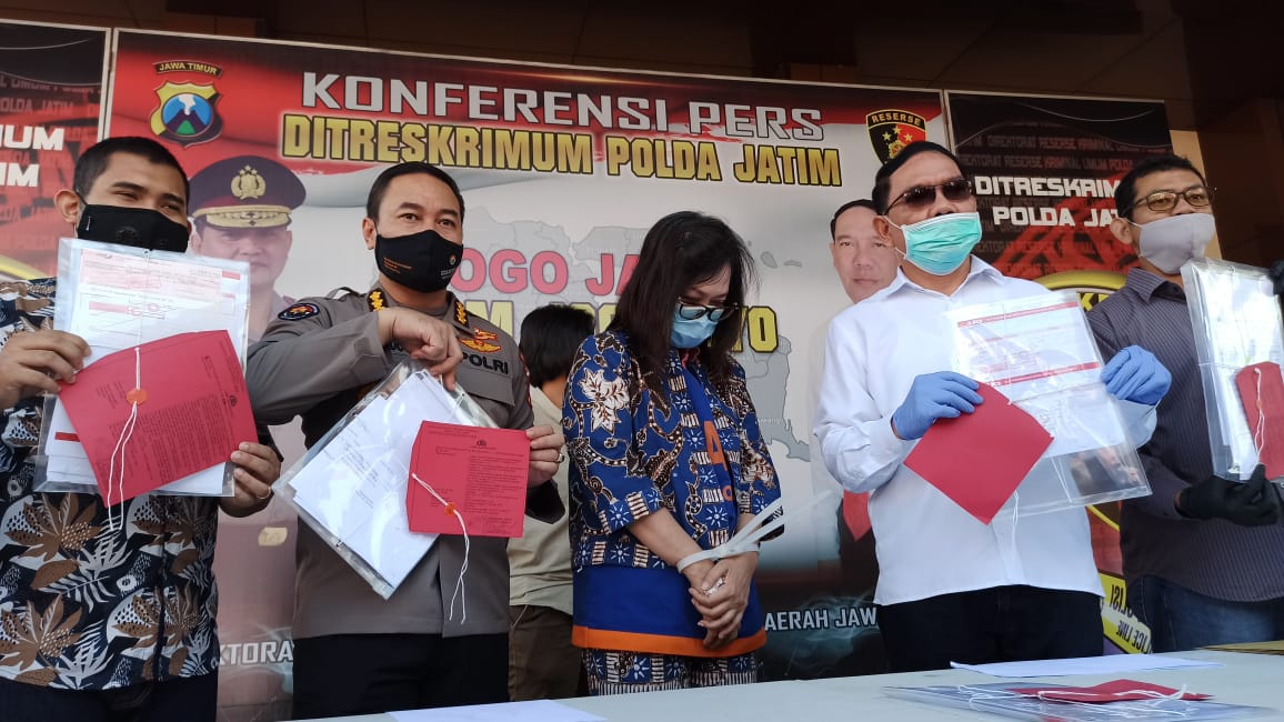 Dirreskrimum Polda Jatim didampingi Kabid Humas ketika konferensi pers kasus tipu gelap dengan pelaku oknum notaris wanita.