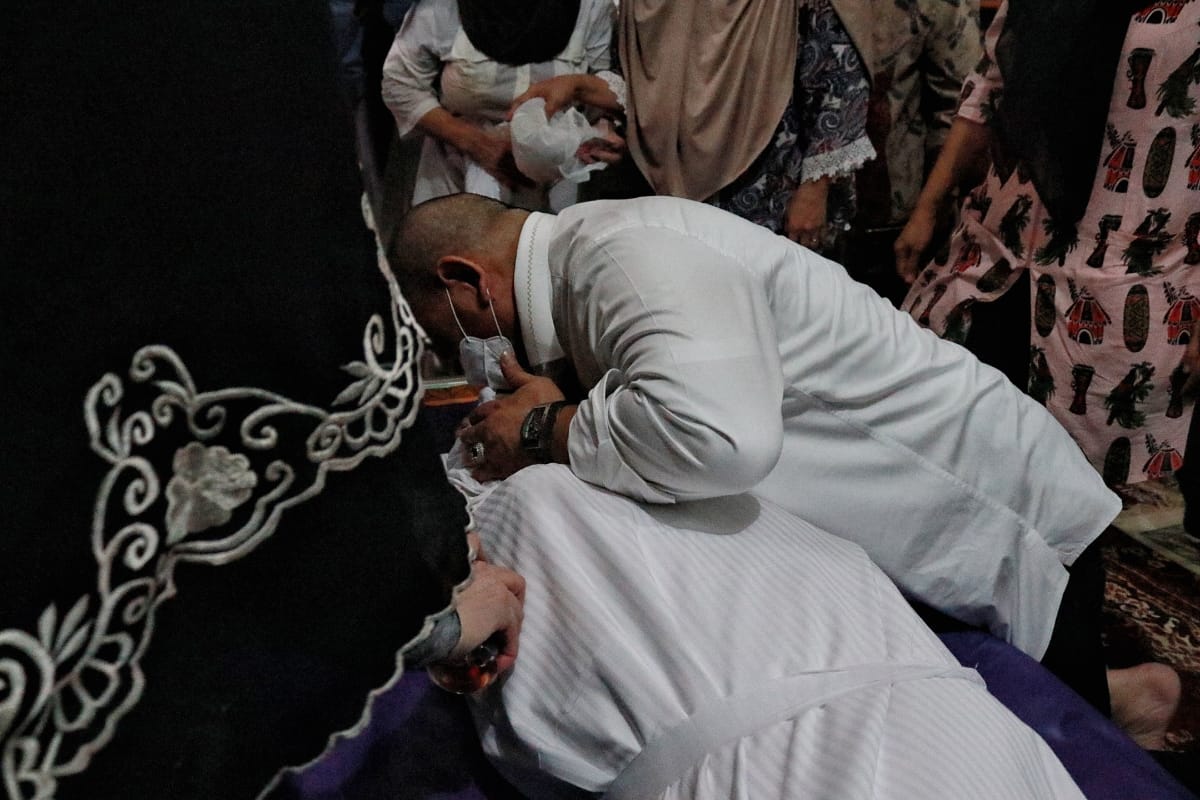 Ketua DPD RI LaNyalla Mahmud Mattalitti memberikan penghormatan terakhir kepada jenzah Ibundanya Hj Fauziah Mahmud Mattalitti, di rumah duka Jalan Dharmawangsa Dalam Selatan nomor 11, Surabaya, Jumat (24/7/2020).