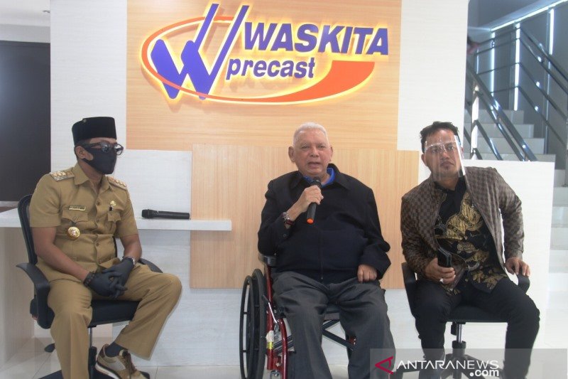 Anggota Komisi VII DPR-RI Awang Faroek Ishak dan Rudy Mas'ud didampingi Bupati Penajam Paser Utara, Abdul Gafur Mas'ud. (ANTARA/Novi Abdi)