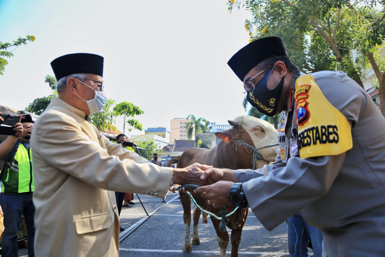 Kapolrestabes Surabaya Salurkan Hewan Kurban
