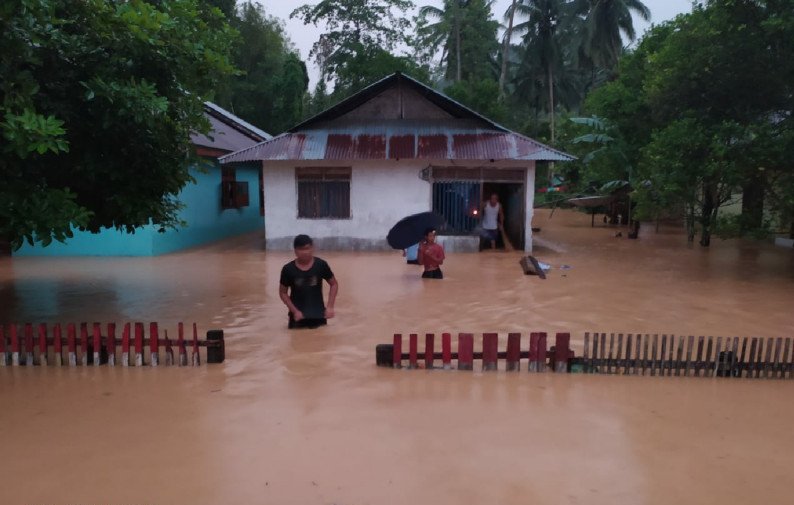 Sungai yang meluap tersebut meliputi Sungai Bolangaso, Sungai Toluaya, Sungai Salongo, Sungai Nunuka, Sungai Mongolidia, Sungai Milangodaa, dan dan beberapa sungai lainnya. ant