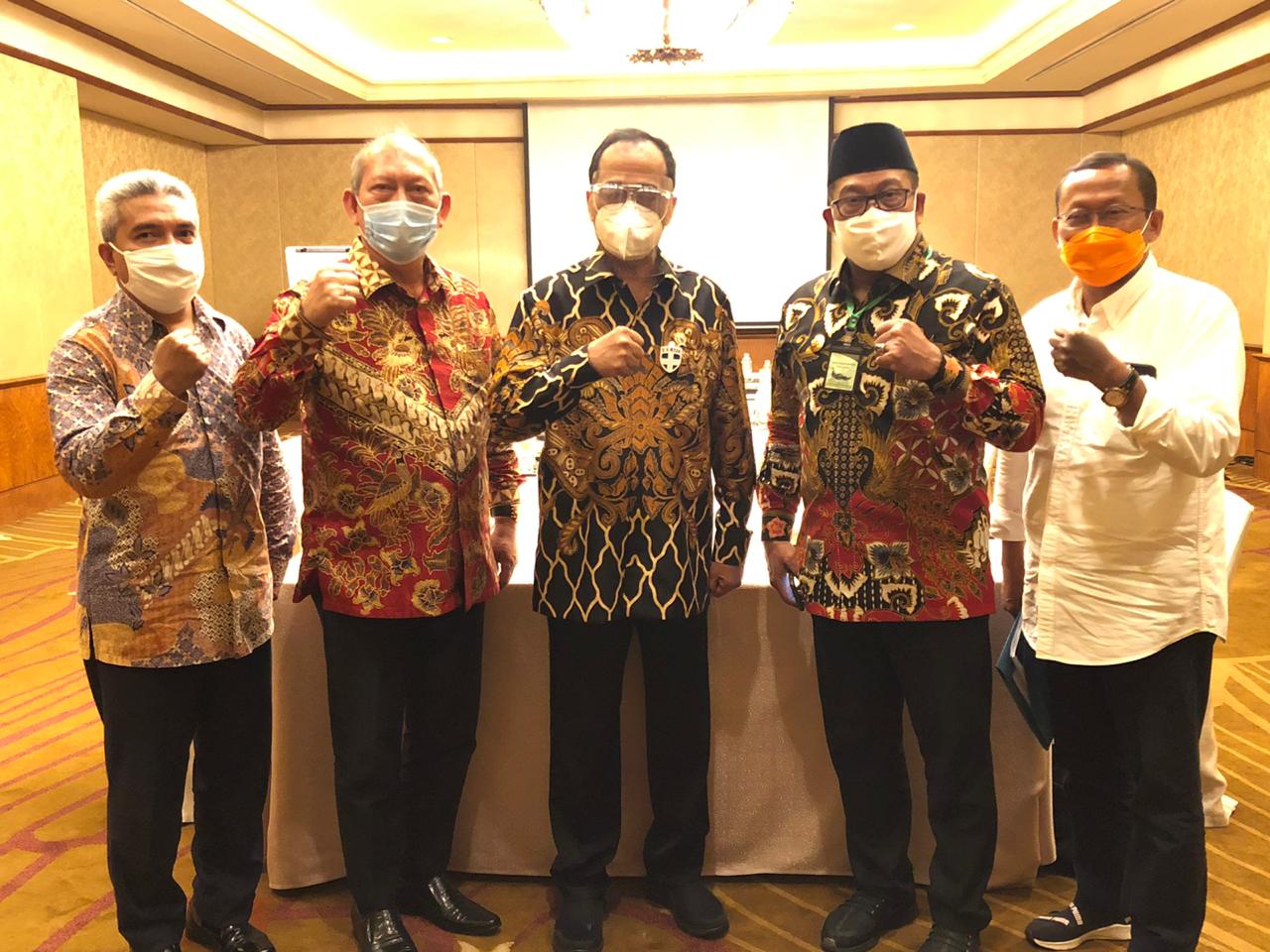 Menteri Perhubungan RI, Budi Karya Sumadi, menyerahkan secara resmi pengoperasian Kapal Motor Penyeberangan (KMP) Bahtera Nusantara 02 kepada Gubernur Maluku, Murad Ismail, bertempat di Hotel Mulia