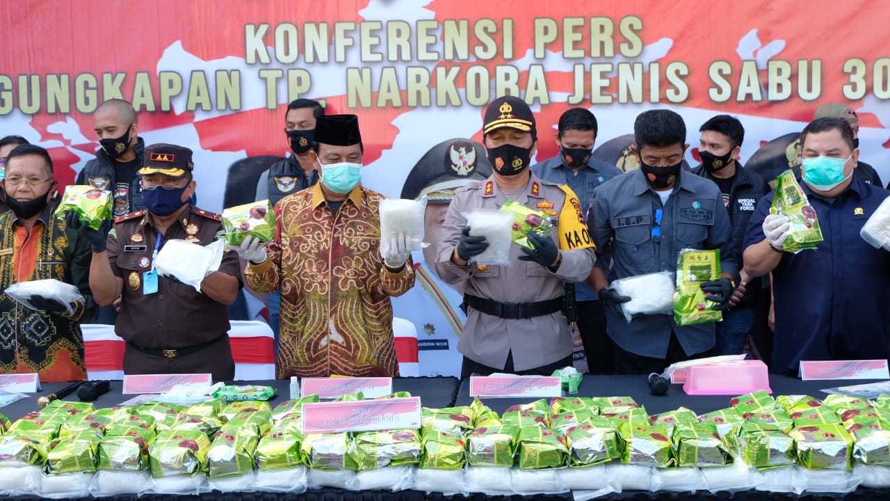 Konferensi pers hasil ungkap kasus jaringan narkoba internasional dengan barang bukti 300 kilogram Sabu