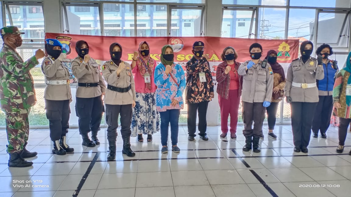 Polwan Polda Jatim ketika membagikan sembako di Balai RW 06 Rusunawa Siwalankerto, Rabu (12/8/2020).
