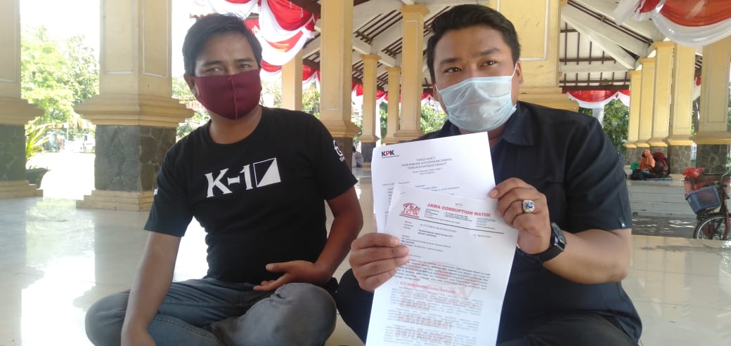 JCW menunjukan bukti penerimaan laporan terkait dugaan gratifikasi yang melibatkan Sekda Sidoarjo Achmad Zaini.