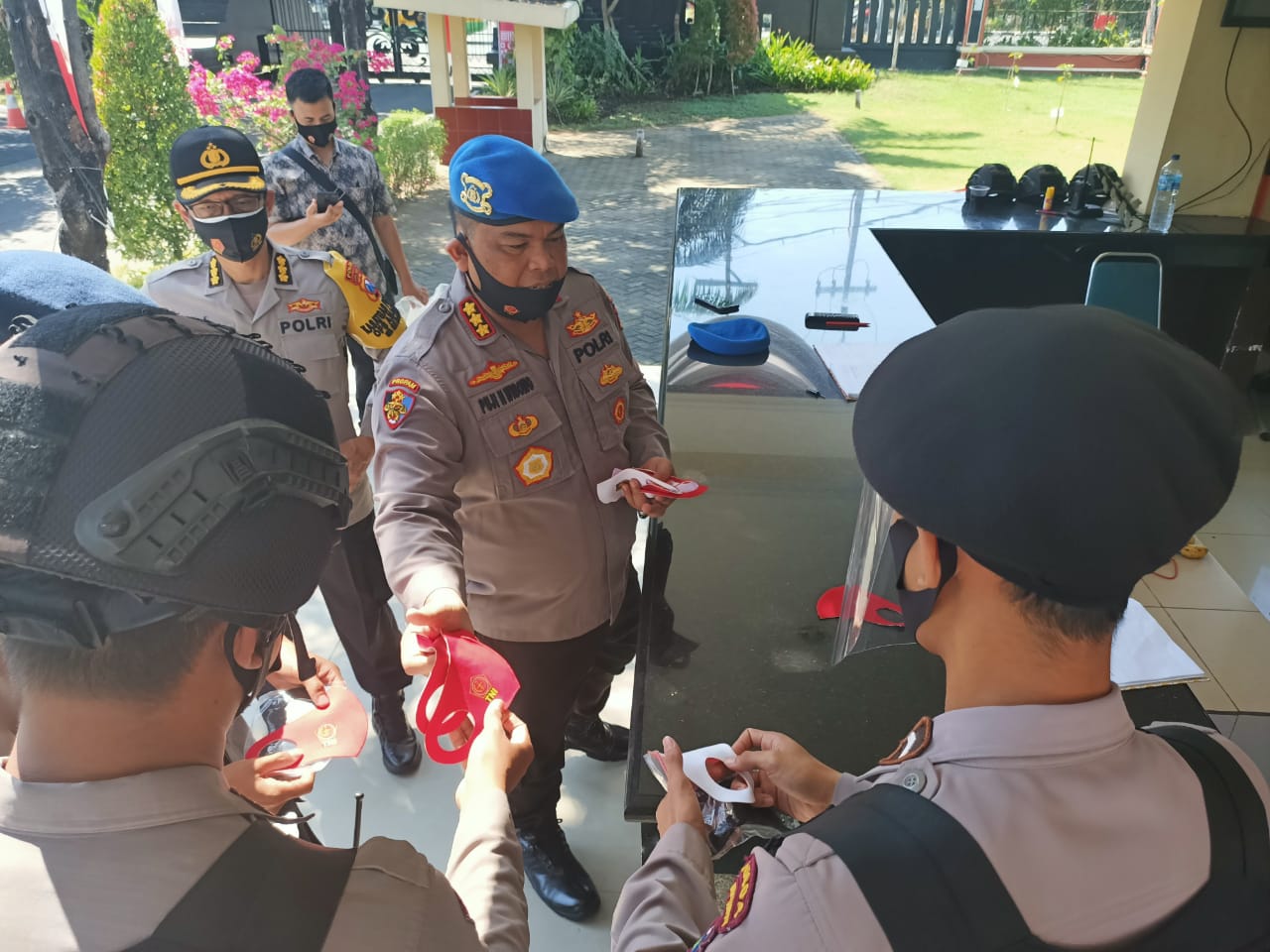 Kabid Propam Polda Jatim ketika mengecek penerapan protokol kesehatan sesuai Inpres Nomor 6 Tahun 2020 di Pos Pelayanan Kepolisian, Senin (17/8/2020).