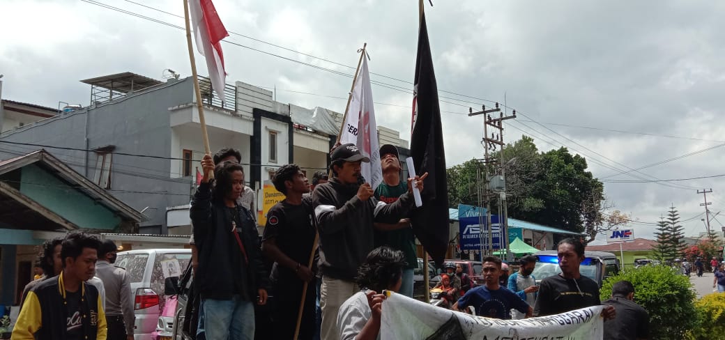 puluhan demonstran protes dengan kebijakan PLN Rayon Ruteng. Massa aksi menduga kuat, bahwa pihak PLN Ruteng telah melakukan konspirasi.HMP/POLCE