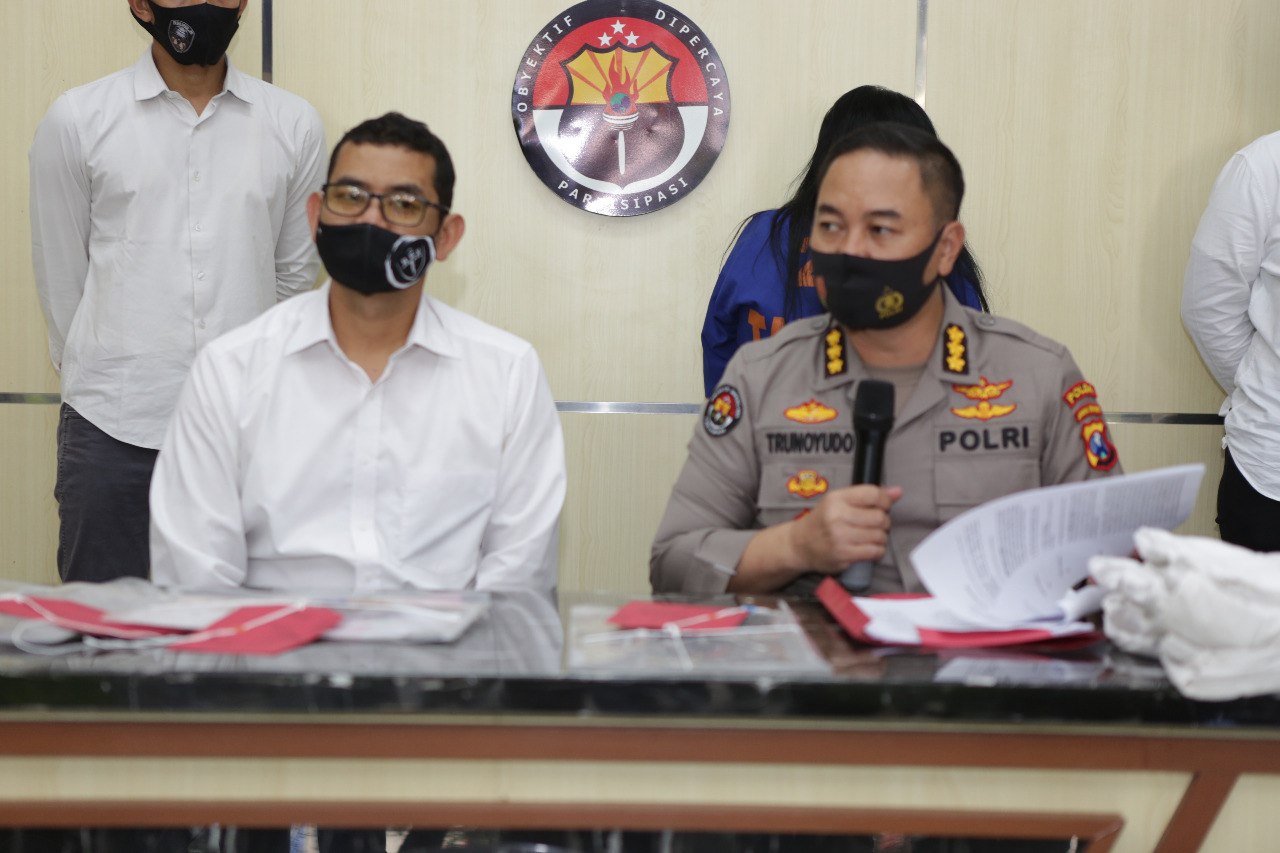 Kabid Humas Polda Jatim ketika memimpin konferensi pers pengungkapan kasus prostitusi oleh Unit III Renakta Subdit IV Ditreskrimum Polda Jatim, Rabu (19/8/2020).