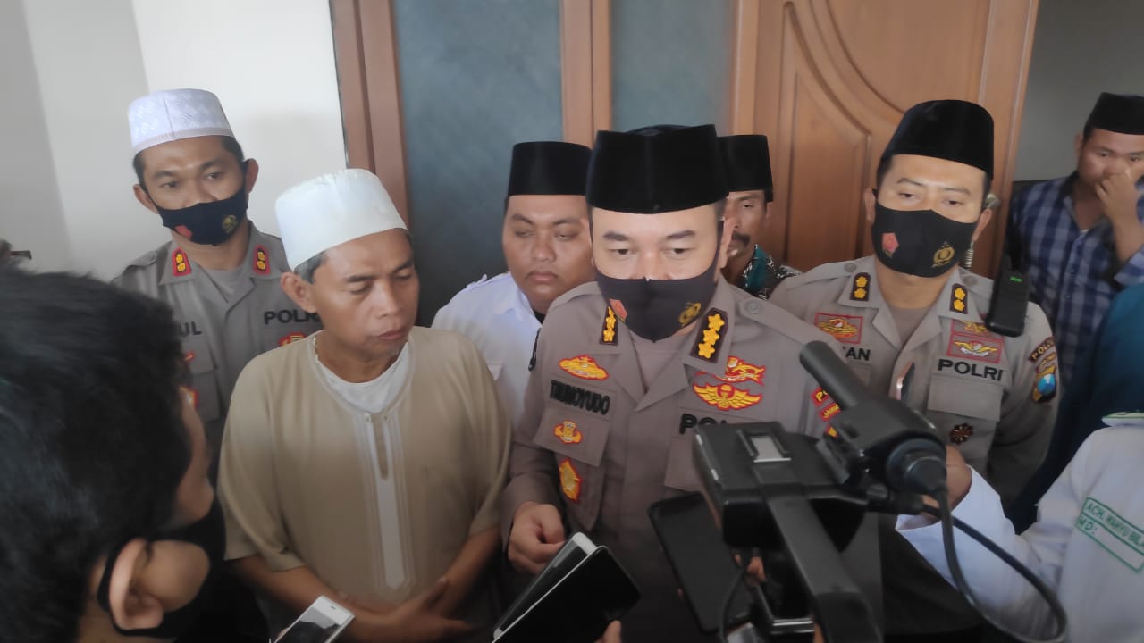 Kabid Humas Polda Jatim ketika berada di Ponpes Darul Amin Sumber Telor, Desa Pandiyengan, Kecamatan Robatal, Sampang, Madura, Kamis (27/8/2020).