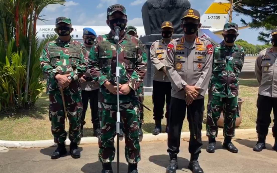 Marsekal Hadi Tjahjanto bersama Jenderal Idham Azis ketika melakukam konferensi pers terkait penyerangan Polsek Ciracas di Bandara Sultan Hasanuddin, Makassar, Minggu (30/8/2020)