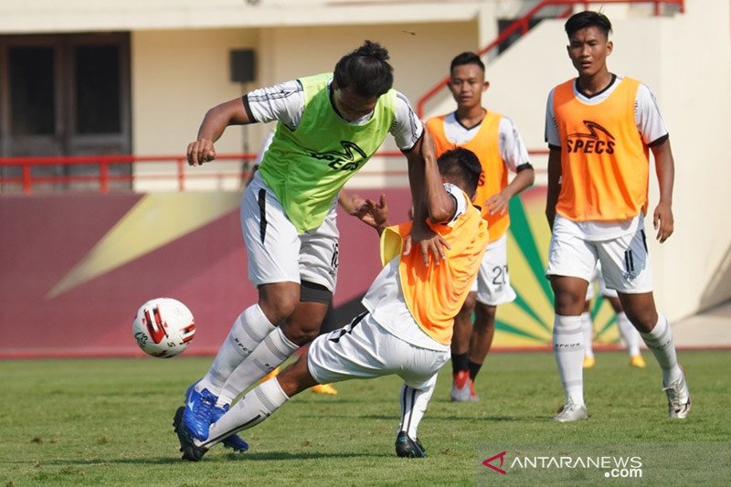 Para pemain Bhayangkara FC berlatih di lapangan PTIK Jakarta Selatan. ant