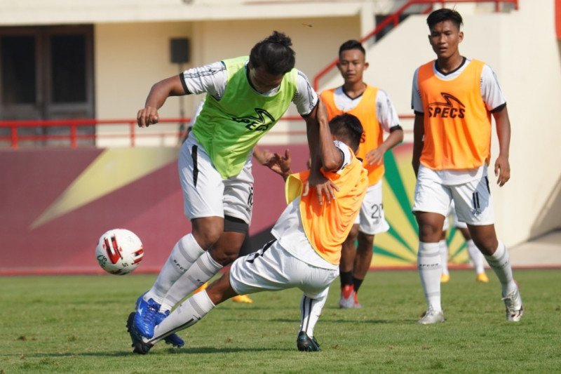 Dokumentasi - Pemain belakang Bhayangkara FC Ahmad Jufriyanto saat mencoba lepas dari hadangan dalam sesi latihan tim di Stadion PTIK, Jakarta, Senin (31/8/2020). (ANTARA/HO/Media Officer Bhayangkara FC)