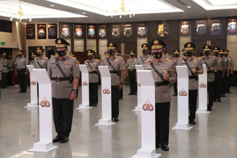 Sejumlah perwira menengah dan tinggi Polri naik pangkat usai menjalani upacara serah terima jabatan di Mabes Polri, Jakarta, Senin (31/8/2020). (ANTARA/ HO-Polri)

