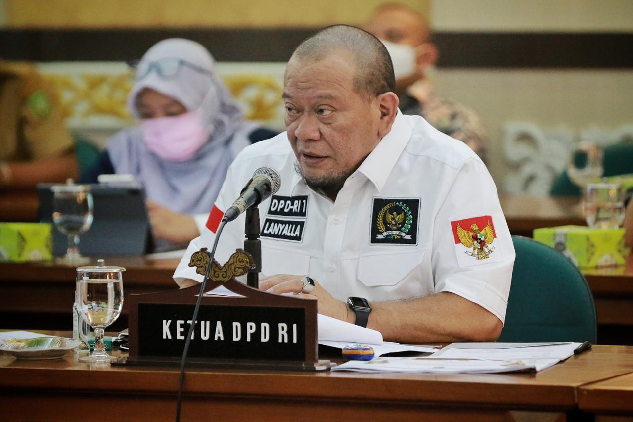Ketua DPD RI ketika memimpin Raker DPD RI bersama Gubernur Riau, di Pekanbaru, Senin (31/8/2020).