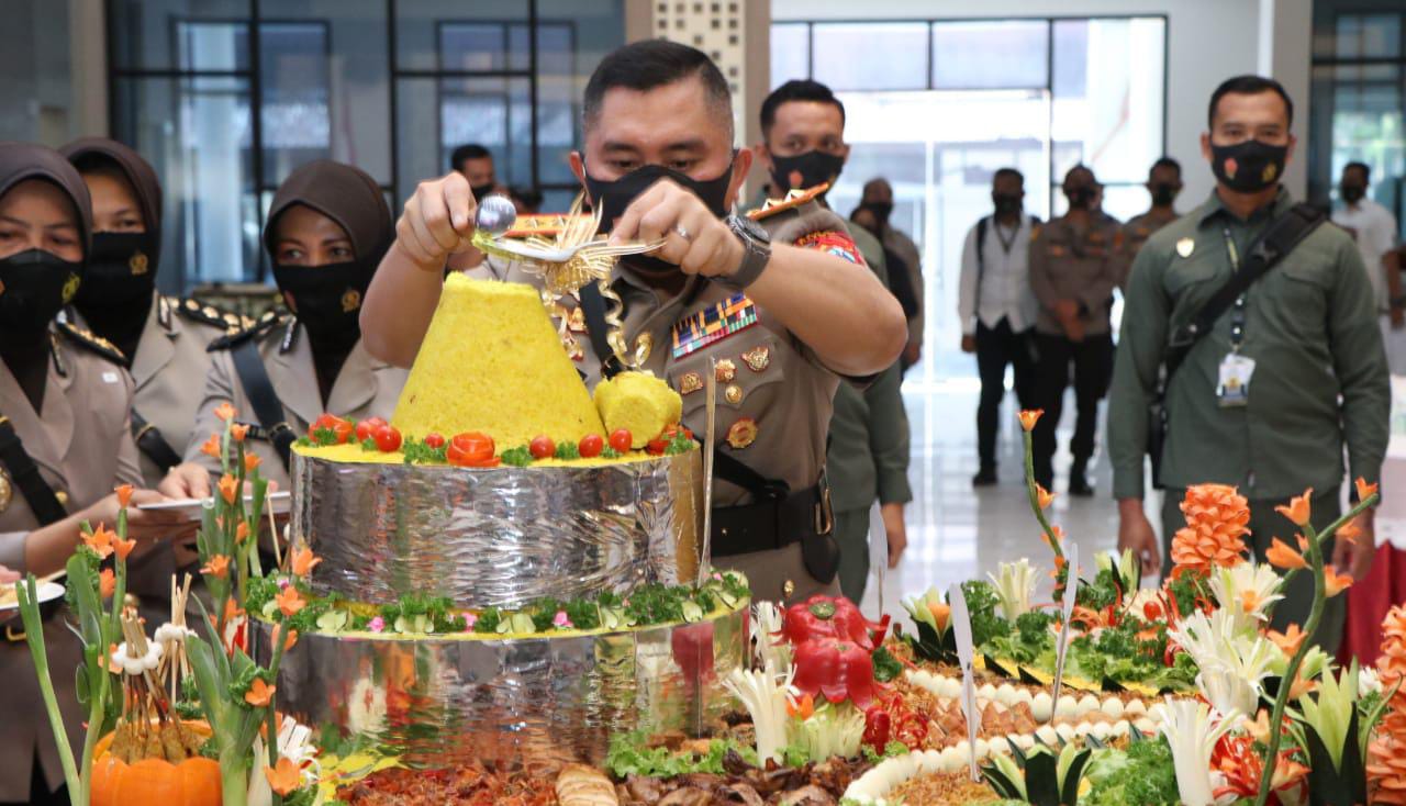 Kapolda Jatim potong tumpeng dalam acara HUT Polwan ke-72 di Mapolda Jatim, Selasa (1/9/2020).