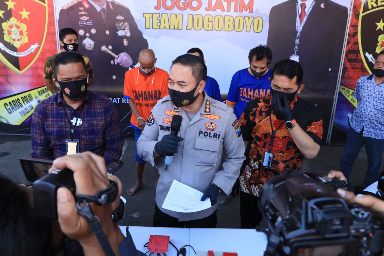 Kabid Humas Polda Jatim ketika memimpin konferensi pers ungkap kasus curat dan pemalsuan nomor rangka dan nomor mesin motor curian, Jumat (4/9/2020).