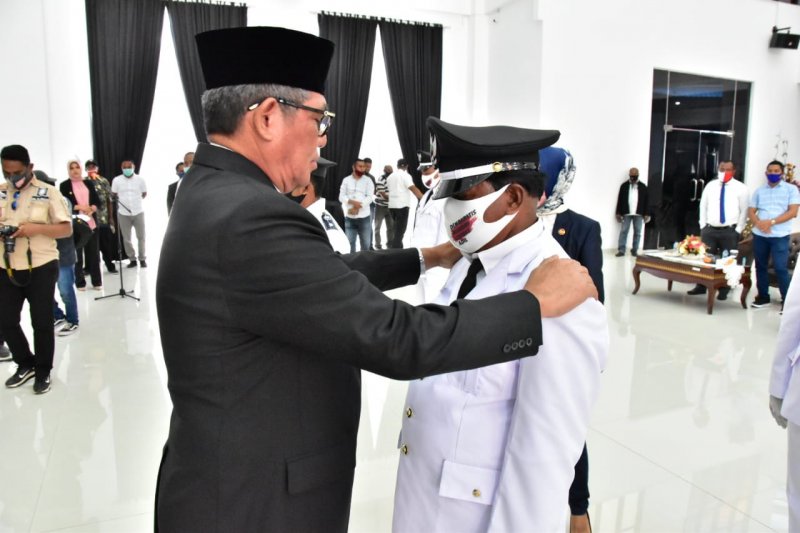 Bupati Malra M. Thaher Hanubun melantik 12 kepala desa (ohoi) (ANTARA/Siprianus Yanyaan)

