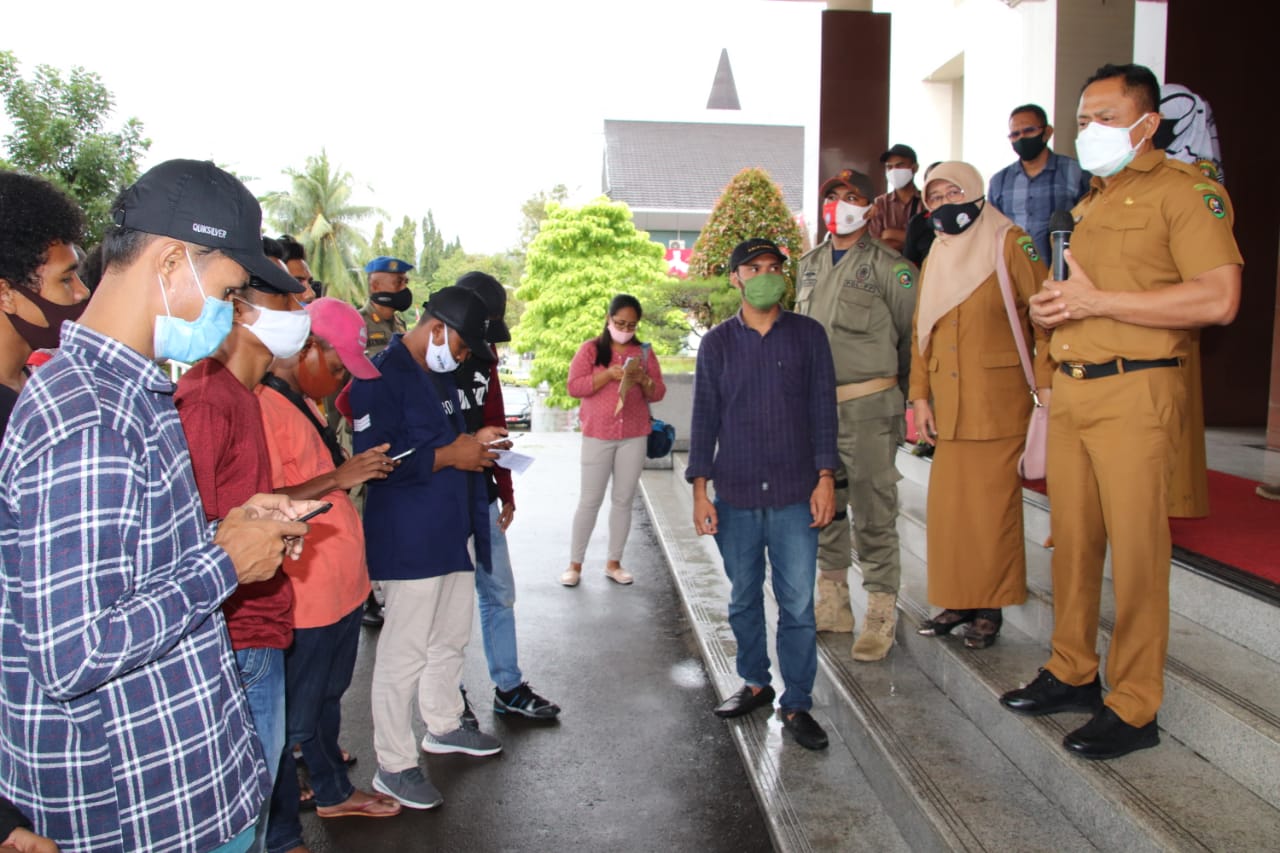 Puluhan mahasiswa yang tergabung dalam Aliansi Mahasiswa Peduli Rakyat (AMPERA) Maluku, pada Senin (7/9) melakukan aksi demosntrasi mendukung Pemerintah Provinsi Maluku.