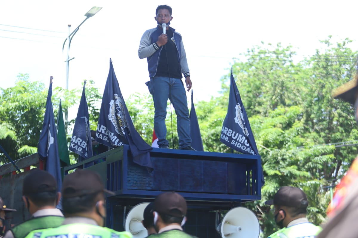 Perwakilan buruh saat berorasi di depan Gedung Dewan. (FOTO: HMP/lis)