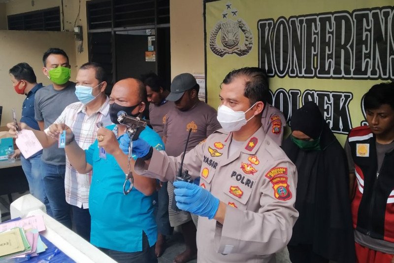 Personel Polsek Sunggal menjelaskan kasus perampokan dengan modus operandi menyaru sebagai anggota polisi berseragam dan menggunakan senjata api rakitan (ANTARA/HO)

