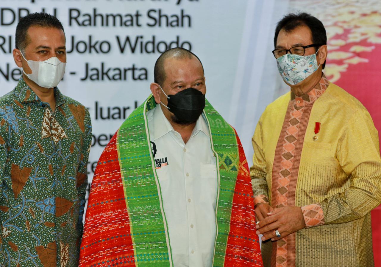 Ketua DPD RI LaNyalla Mahmud Mattalitti bersama Rahmat Shah dan Wagub Sumatera Utara ketika berada di Museum Galeri Satwa Rahmat Shah di Medan.