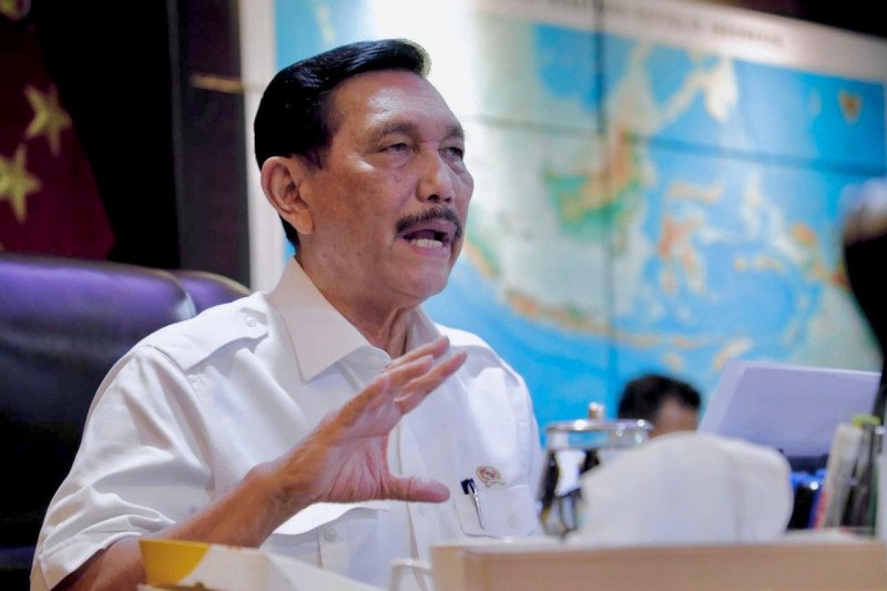 BEKERJA: Menko Bidang Maritim dan Investasi Luhut Binsar Pandjaitan dituding gagal mewujudkan harapan Presiden Jokowi untuk menekan jumlah kasus Covid di sembilan provinsi. | HMP/ANTARA