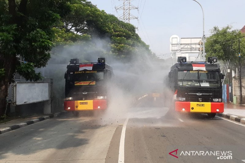 Kendaraan operasional Satuan Brimob Polda Metro Jaya melakukan disinfektan skala besar pada salah satu jalur protokol di wilayah Jakarta, Jumat (25/9/2020). (ANTARA/HO/Satbrimob Polda Metro Jaya

