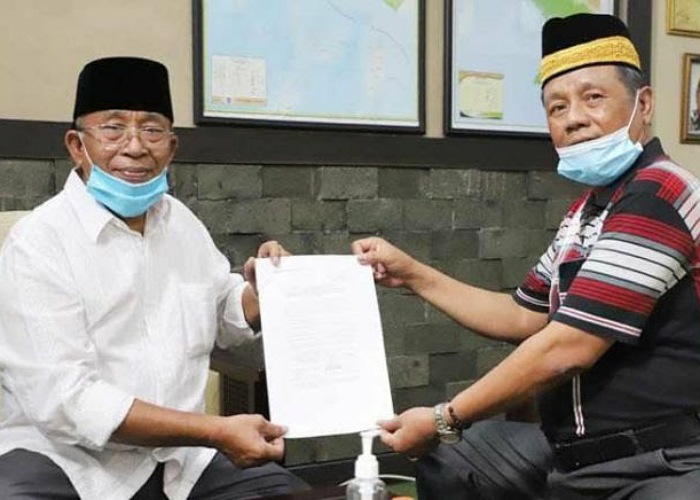 Tim Pemenangan Kelana-Astutik ketika menyerahkan berkas pencalonan ke KPU Sidoarjo.
