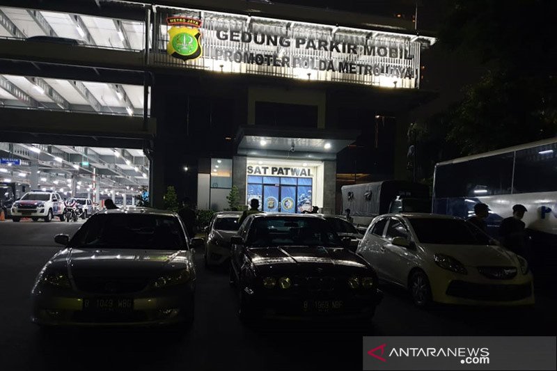 Sejumlah kendaraan roda empat disita petugas Ditlantas Polda Metro Jaya lantaran terlibat balapan liar di Jalan Pemuda, Senayan, Jakarta Pusat, Sabtu (26/9/2020). ANTARA/HO-Ditlantas Polda Metro Jaya/am.

