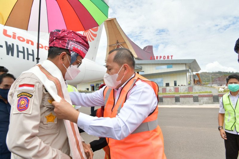 Gubernur Sulawesi Selatan HM Nurdin Abdullah mendarat di Bandara Buntu Kunik. Beroperasinya bandara itu mendorong Toraja semakin fokus membangun infrastruktur pendukung untuk permudah wisatawan.ANTARA/HO/Humas Pemprov Sulsel


