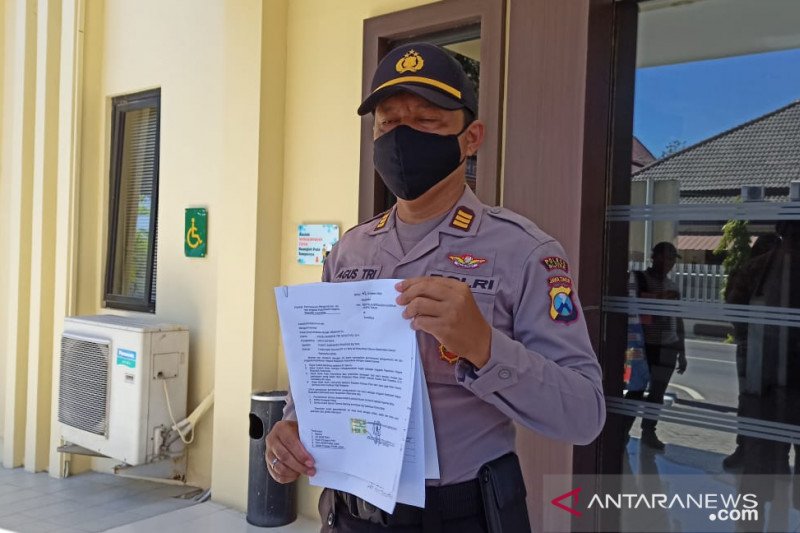  Kepala Satuan Sabhara Polres Blitar, AKP Agus Hendro Tri Susetyo memunjukkan surat pengunduran dia di Markas Polda Jawa Timur, di Surabaya, Kamis (1/9/2020). (ANTARA/Willy Irawan) 