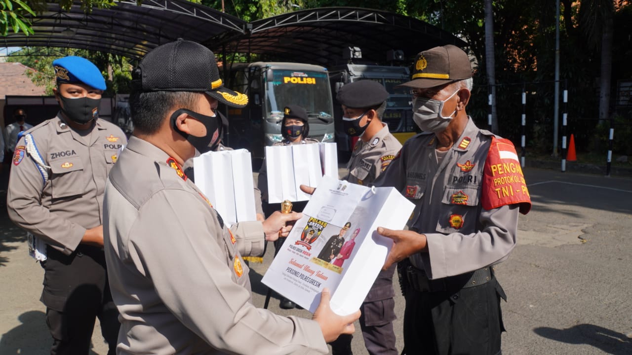 Kapolres Gresik ketika memberikan kado kepada anggota yang merayakan ulang tahun di bulan Oktober.