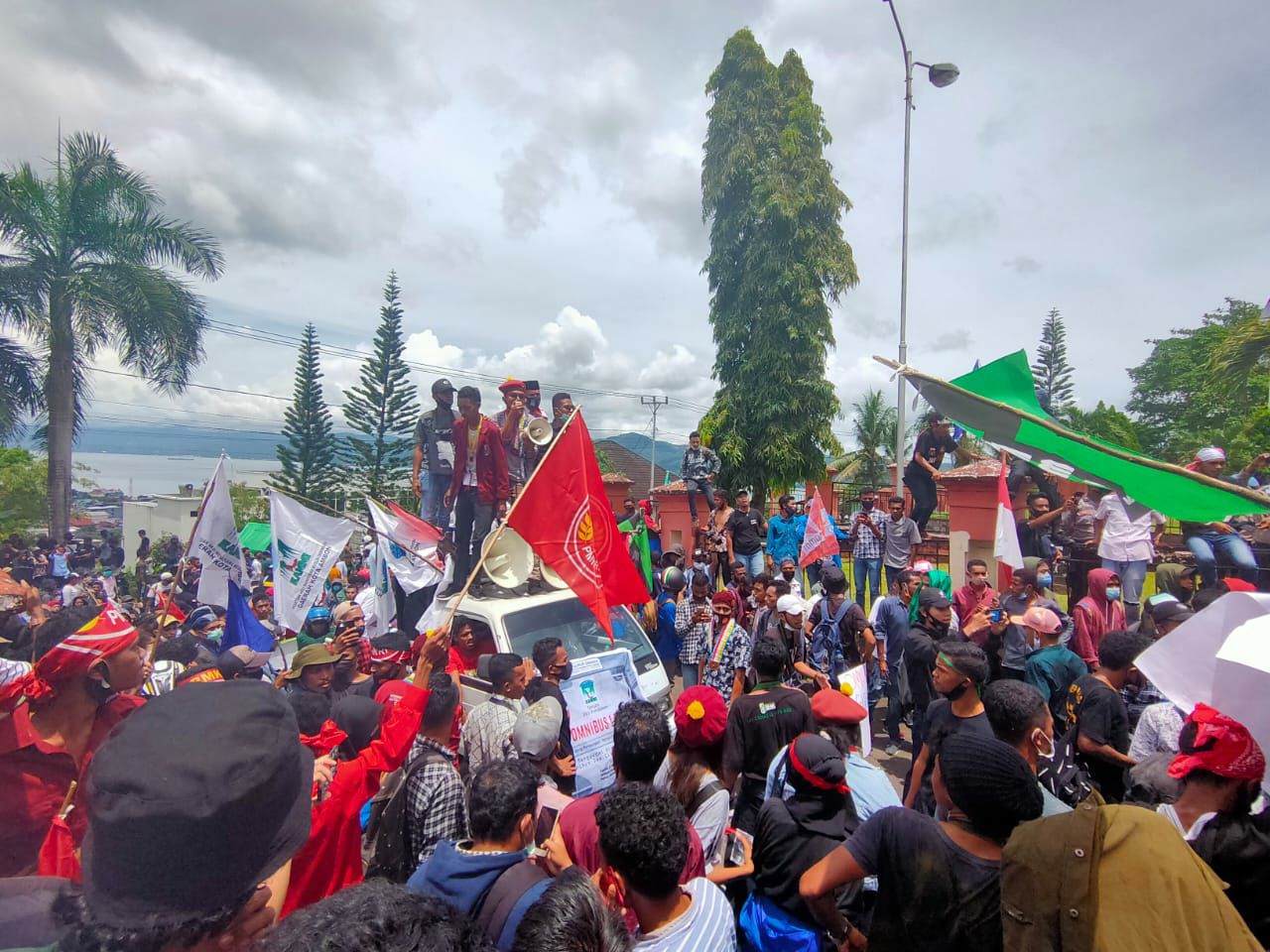 Demo UU Cipta Kerja, Mahasiswa-Buruh Bentrok dengan Polisi
