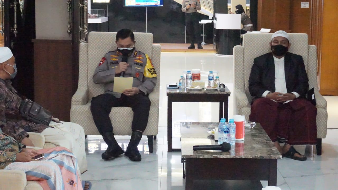 Kapolda Jatim Irjen Fadil Imran ketika menerima kunjungan Kyai Sepuh Pamekasan.