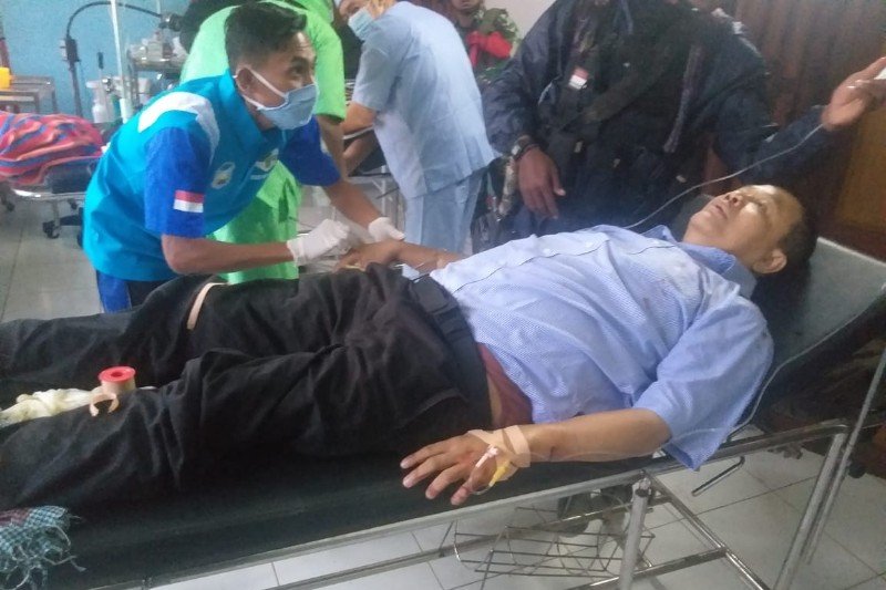Anggota TGPF kasus penembakan Intan Jaya, Bambang Purwoko, terluka tembak dibagian kaki saat dirawat di Puskesmas Sugapa, Jumat. ANTARA/HO/Penerangan Komando Gabungan Wilayah Pertahanan III TNI

