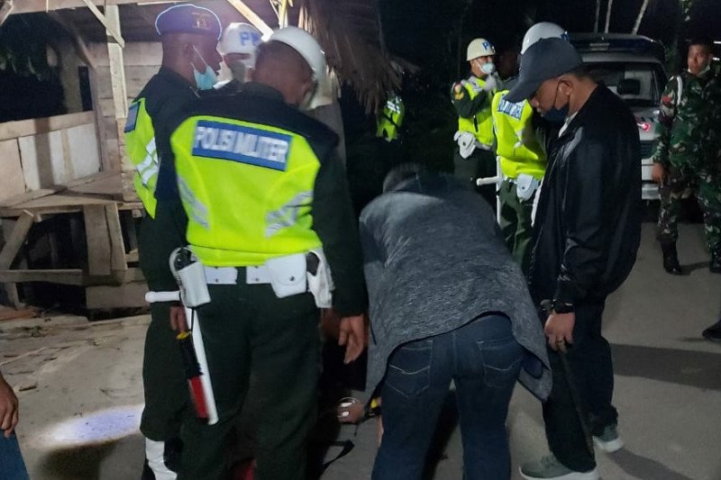 Personel Denpom I/5 Medan menggerebek tempat hiburan malam di Kabupaten Langkat. (ANTARA/HO)

