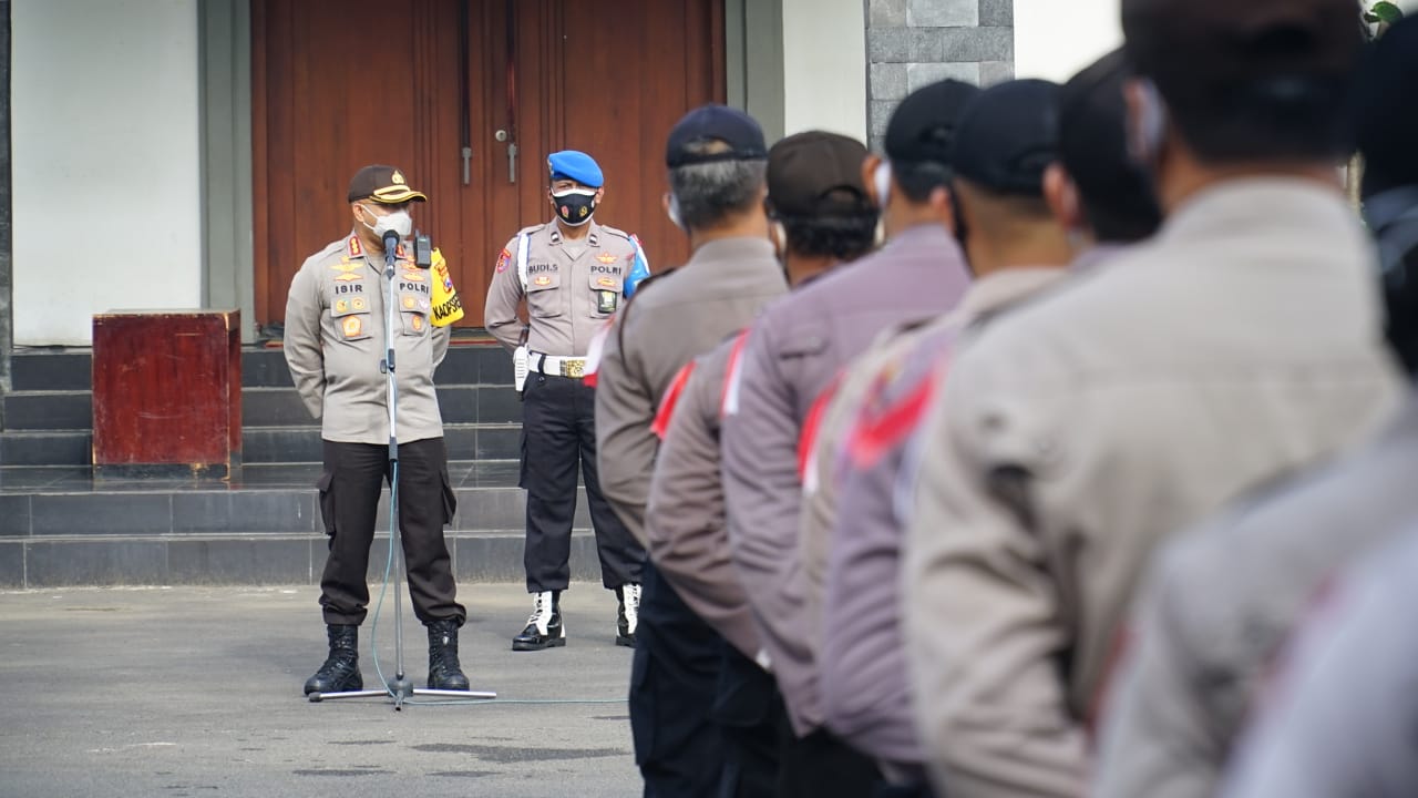 Kapolrestabes Surabaya Kombes Pol Johnny Eddizon Isir ketika memimpin Apel Jam Pimpinan di Mapolrestabes Surabaya, Senin (12/10/2020).