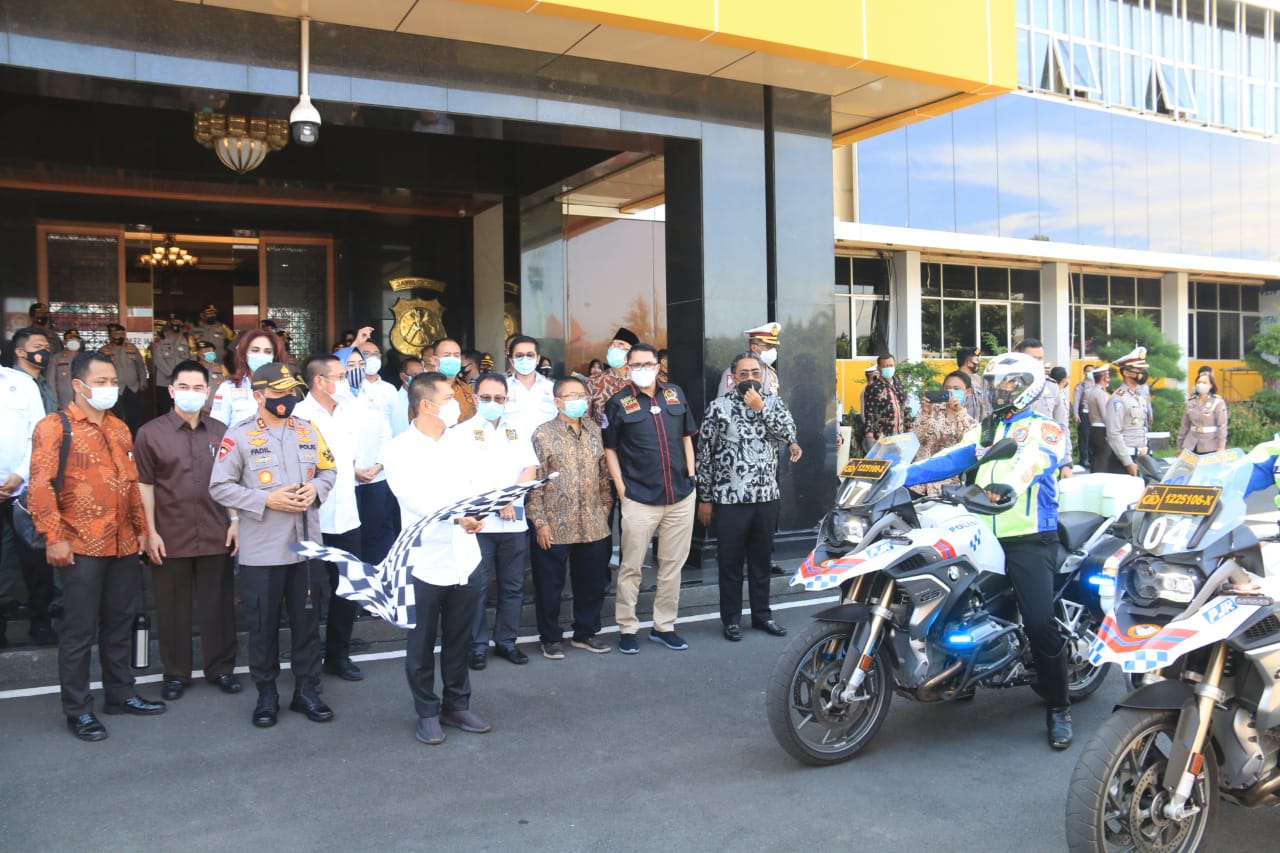 Polda Jatim Bersama Komisi III DPR Bagikan Ribuan Masker dan Sembako
