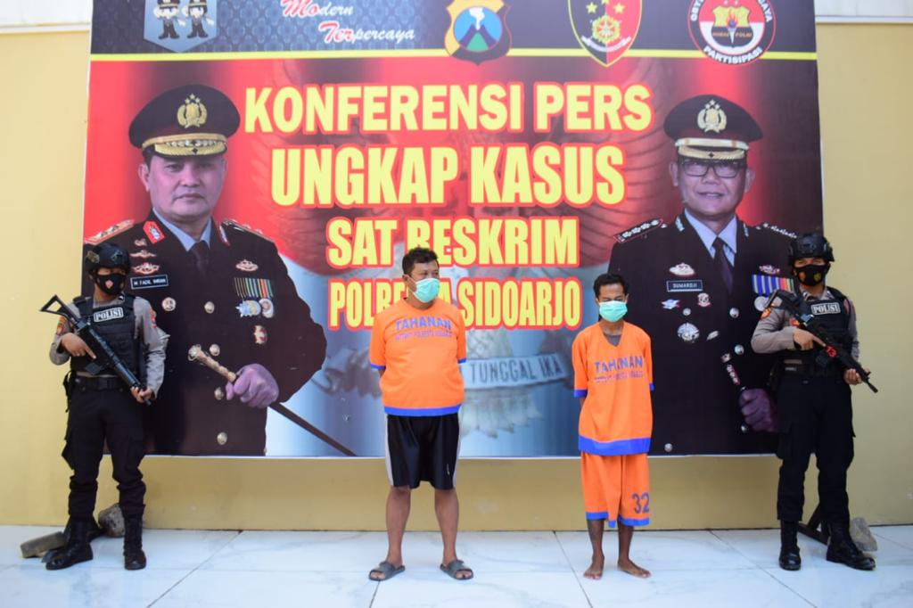 Dua pelaku pencabulan anak bawah umur yang diamankan oleh Satreskrim Polresta Sidoarjo.